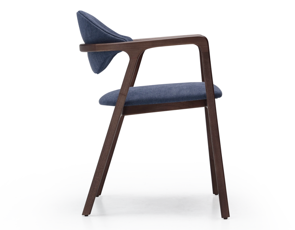 Silla de diseño con reposabrazos madera tintada en marrón oscuro y tejido azul océano