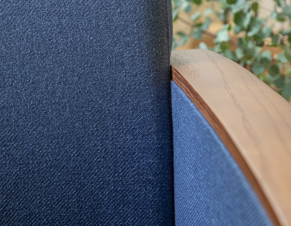 Fauteuil design bois teinte merisier et tissu bleu marine
