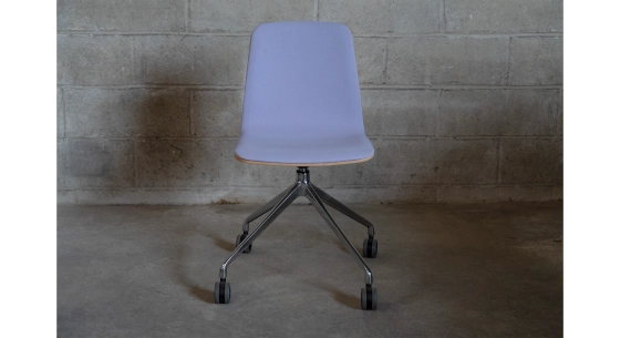 Chaise de bureau à roulettes dossier bois teinte naturelle assise en tissu mauve