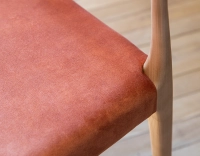 Chaise scandinave bois teinte naturelle assise tissu velours terracotta