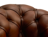Fauteuil chesterfield cuir marron vintage accoudoirs cloutés