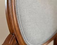 Sillón antiguo estilo Luis XVI madera con tinte envejecido y tejido gris claro