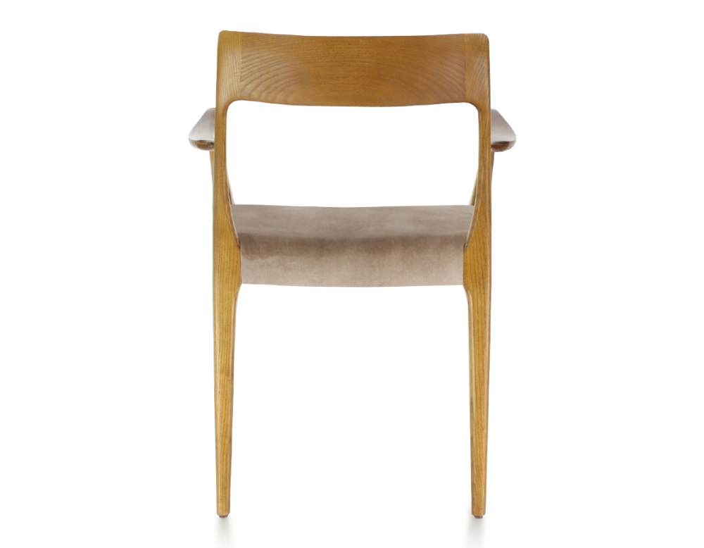 Chaise scandinave avec accoudoirs bois teinte merisier assise tissu velours taupe clair