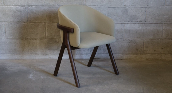 Chaise design en frêne bois teinte marron foncé assise tissu vert pâle
