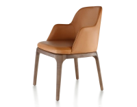 Silla de diseño con reposabrazos madera tintada marrón oscuro y piel caramelo