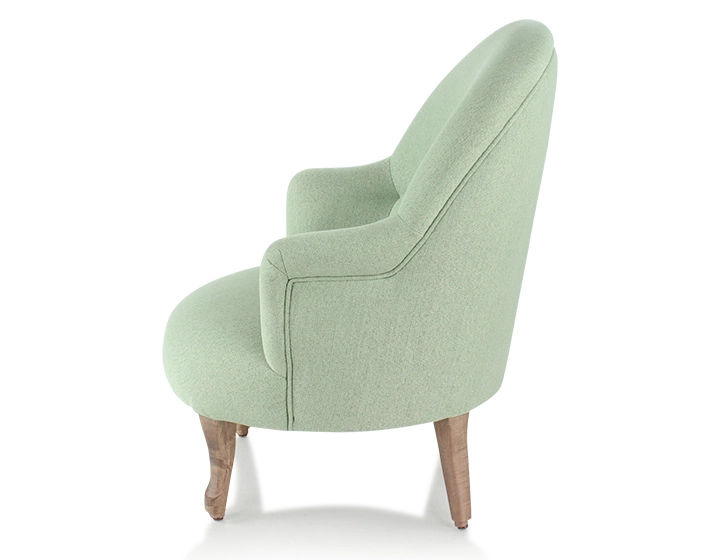 Fauteuil crapaud avec accoudoirs pieds bois teinte noyer et tissu vert sauge