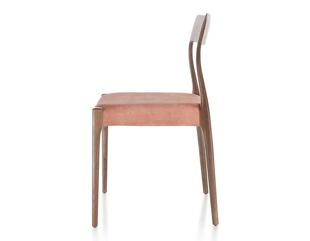 Chaise scandinave bois teinte marron foncé assise tissu velours rose pâle