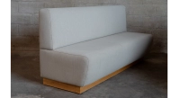 Banquette socle en chêne naturelle assise tissu beige naturel