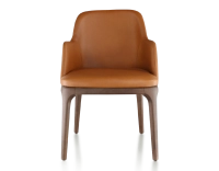 Silla de diseño con reposabrazos madera tintada marrón oscuro y piel caramelo
