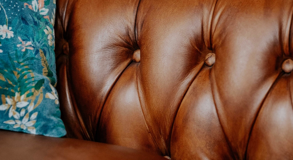 Canapé Chesterfield cuir 2 places marron clair accoudoirs cloutés