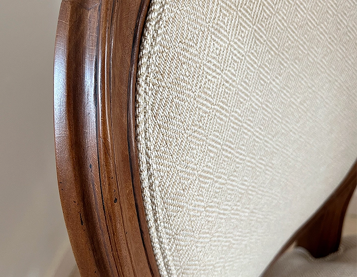 Fauteuil ancien style Louis XVI bois teinte ancienne et tissu chevron beige
