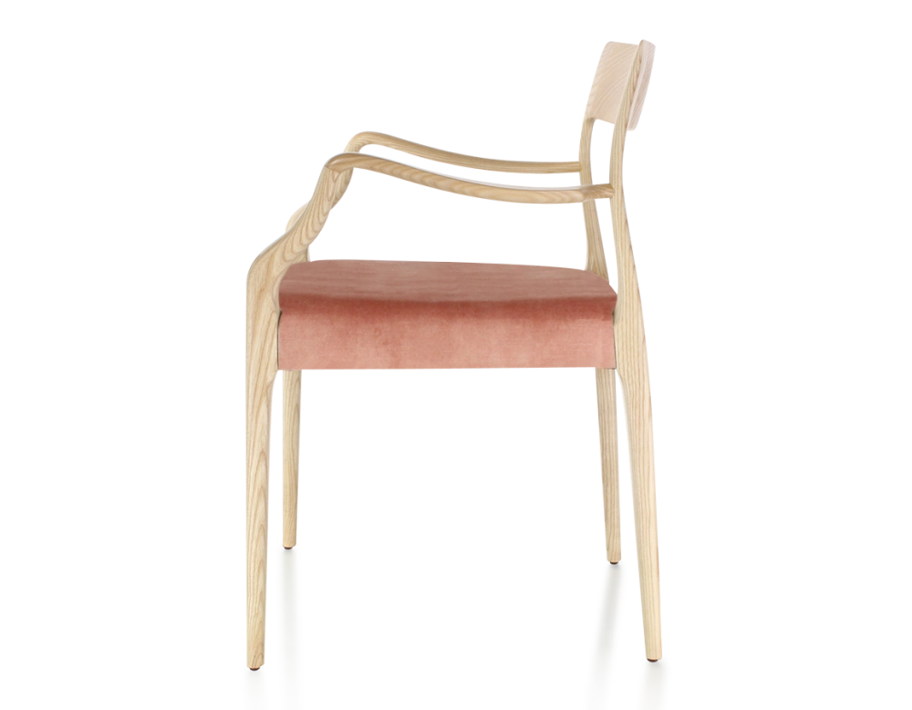 Chaise scandinave avec accoudoirs bois teinte naturelle assise tissu velours rose pâle