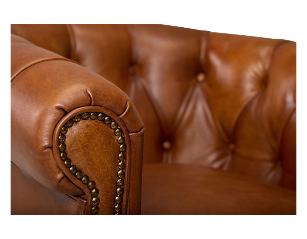 Fauteuil chesterfield cuir marron clair accoudoirs cloutés