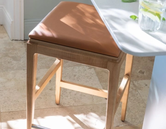 Tabouret de bar design H60 cm bois teinte naturelle assise cuir caramel