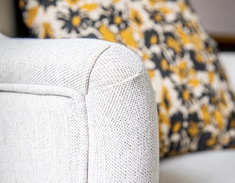 Fauteuil crapaud avec accoudoirs pieds bois teinte noyer et tissu beige naturel