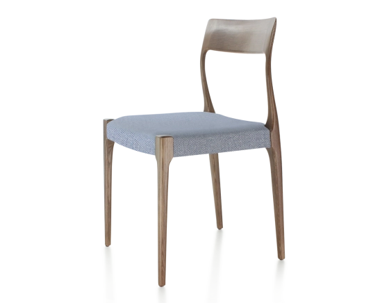 Chaise scandinave bois teinte marron foncé assise tissu chevron bleu