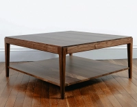 Table basse carrée en noyer avec tablette teinte naturelle 100x100 cm
