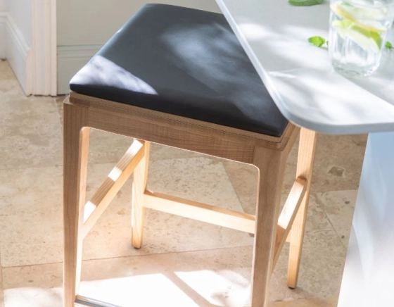 Tabouret de bar design H80 cm bois teinte naturelle assise cuir ébène