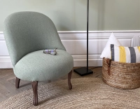 Fauteuil crapaud sans accoudoirs pieds bois teinte noyer et tissu vert sauge