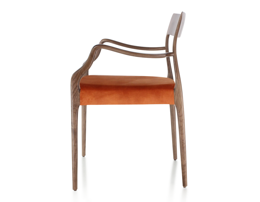 Chaise scandinave avec accoudoirs bois teinte marron foncé assise tissu velours terracotta