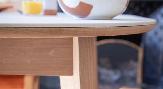 Table extensible 8 à 12 personnes en chêne et céramique allonges bois avec bois teinte naturelle et plateau céramique effet marbre blanc 180x100 cm