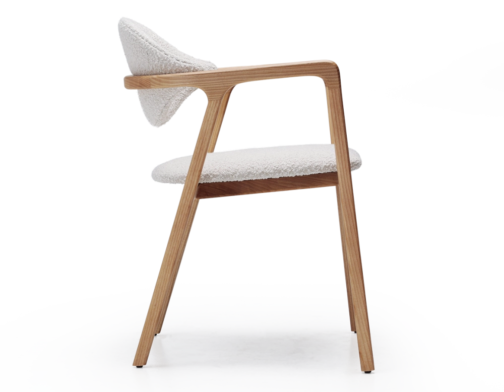 Chaise design avec accoudoirs bois teinte naturelle et tissu bouclé blanc