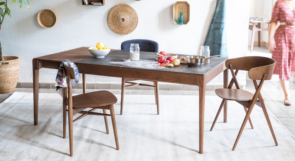 Mesa extensible de roble de 8 a 12 comensales con tablero y extensiones de madera en tono marrón oscuro 160x100 cm