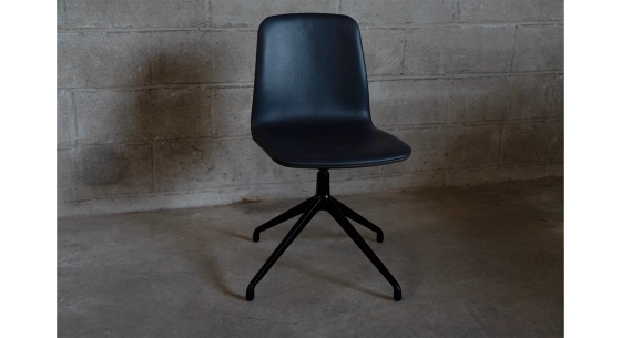 Chaise de bureau sans roulettes dossier bois teinte anthracite assise en cuir de vachette anthracite