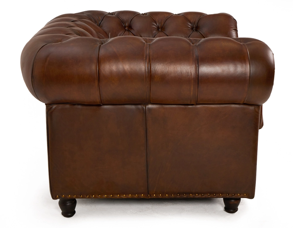 Fauteuil chesterfield cuir marron vintage accoudoirs cloutés