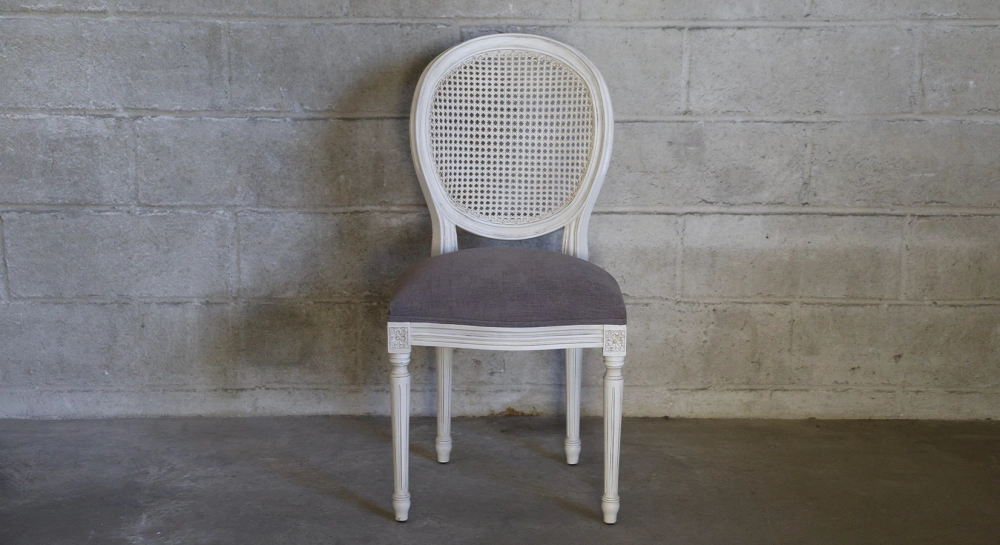 Chaise ancienne style Louis XVI dossier canné bois teinte cérusée blanche et tissu taupe