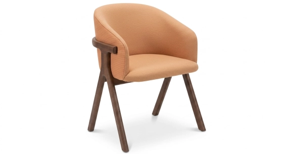 Chaise design en frêne bois teinte noyer assise bi matière couleur pêche