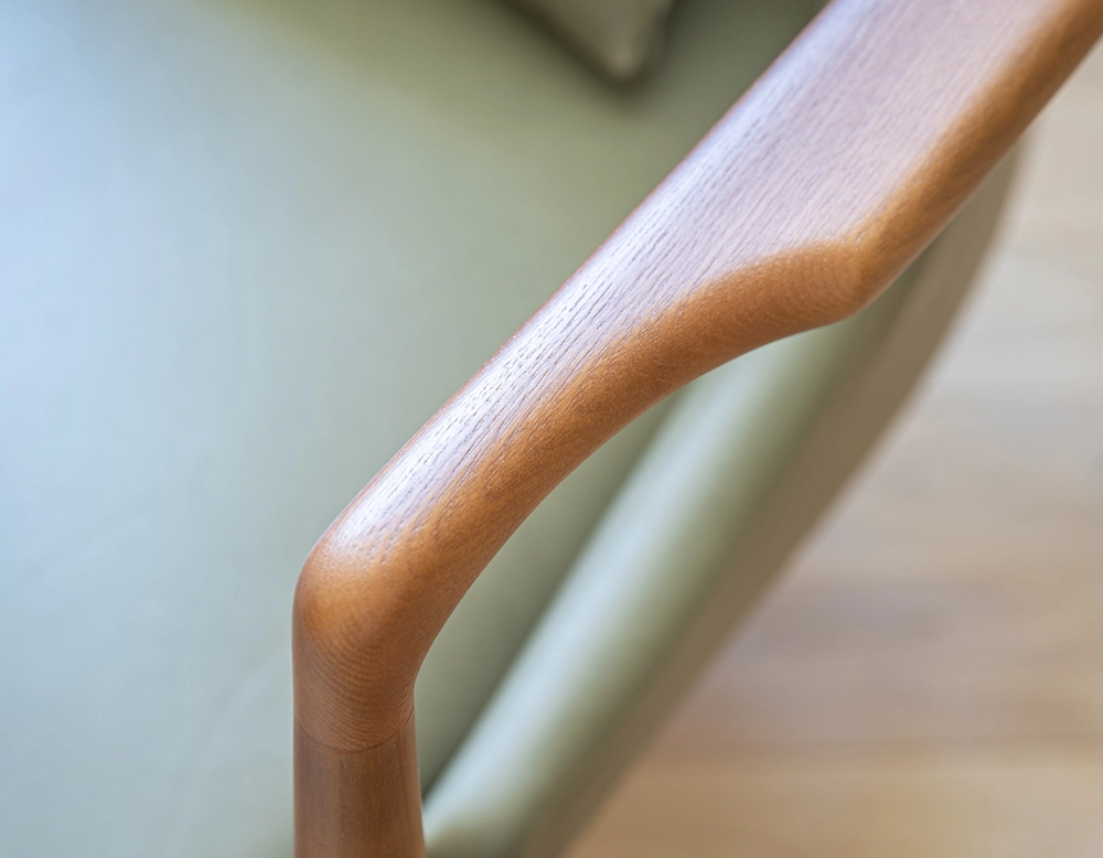 Fauteuil design bois teinte merisier et cuir vert kaki