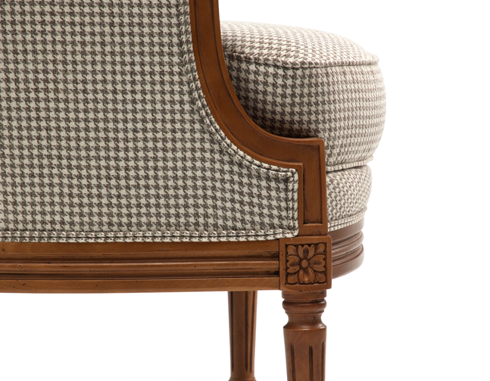 Fauteuil bergère style Louis XVI bois teinte ancienne et tissu pied de poule blanc et taupe
