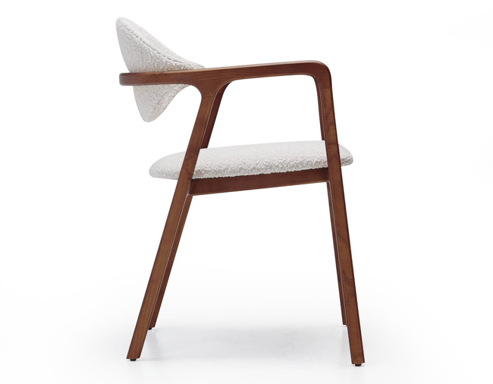 Chaise design avec accoudoirs bois teinte merisier et tissu bouclé blanc