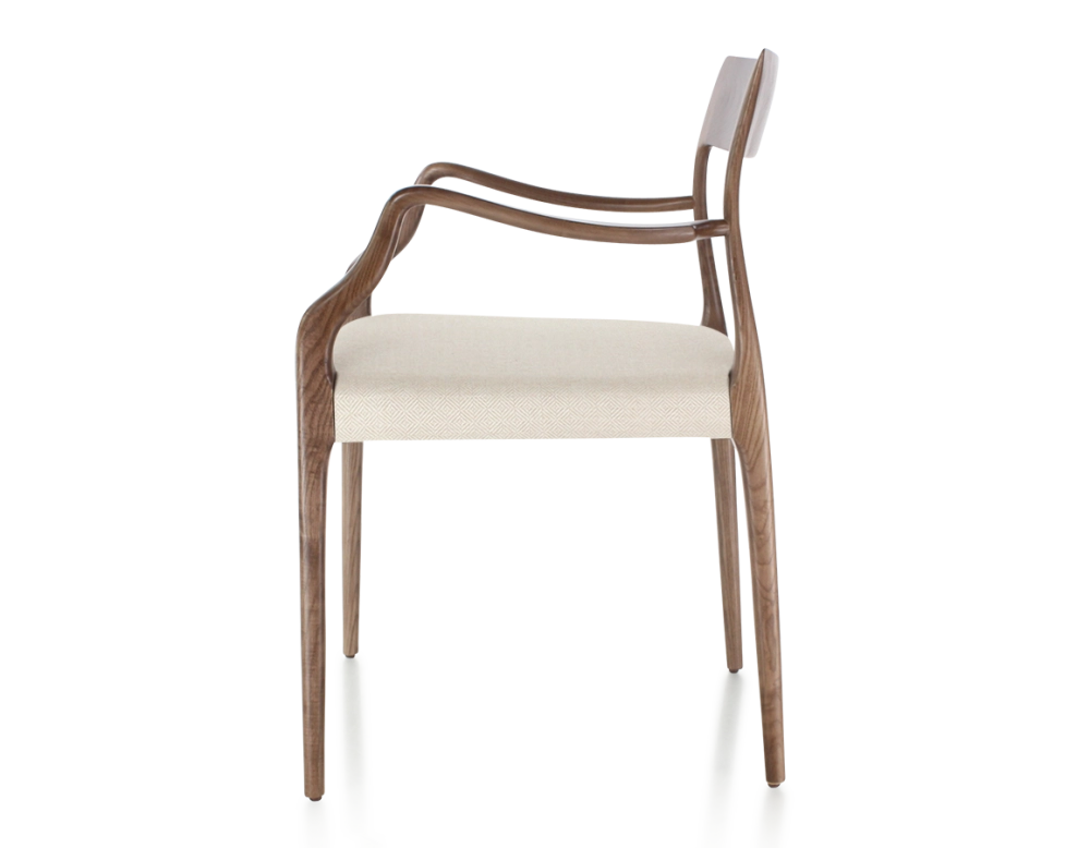 Chaise scandinave avec accoudoirs bois teinte marron foncé assise tissu chevron beige