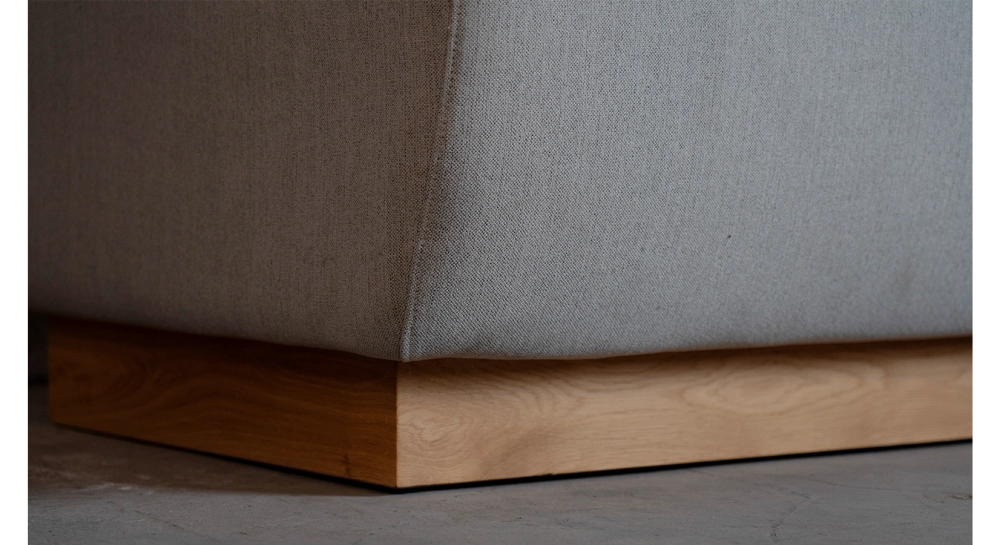 Banquette socle en chêne naturelle assise tissu beige naturel