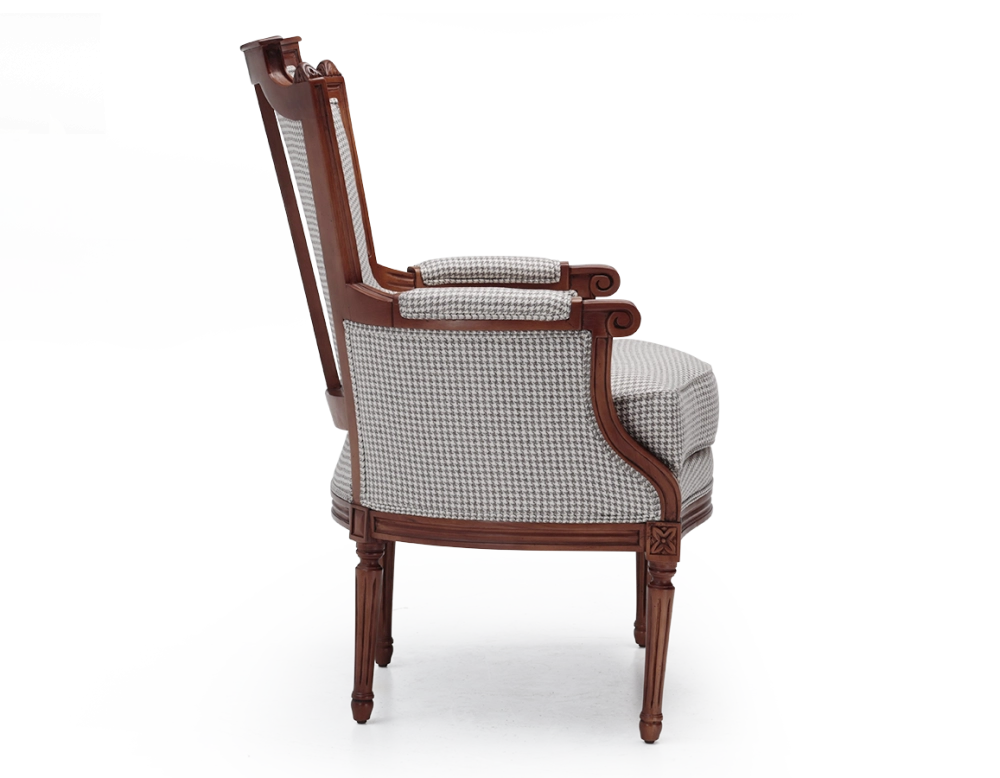 Fauteuil bergère style Louis XVI bois teinte ancienne et tissu pied de poule blanc et taupe