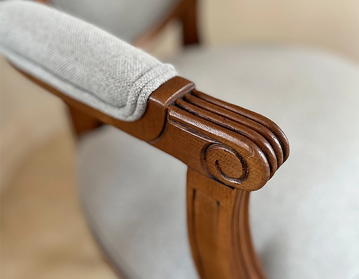 Sillón antiguo estilo Luis XVI madera con tinte envejecido y tejido gris claro