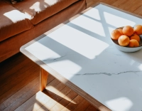 Mesa de centro cuadrada de nogal y cerámica madera tinte natural tablero cerámico efecto mármol blanco 100x100 cm