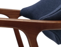 Chaise design avec accoudoirs bois teinte merisier et tissu bleu océan