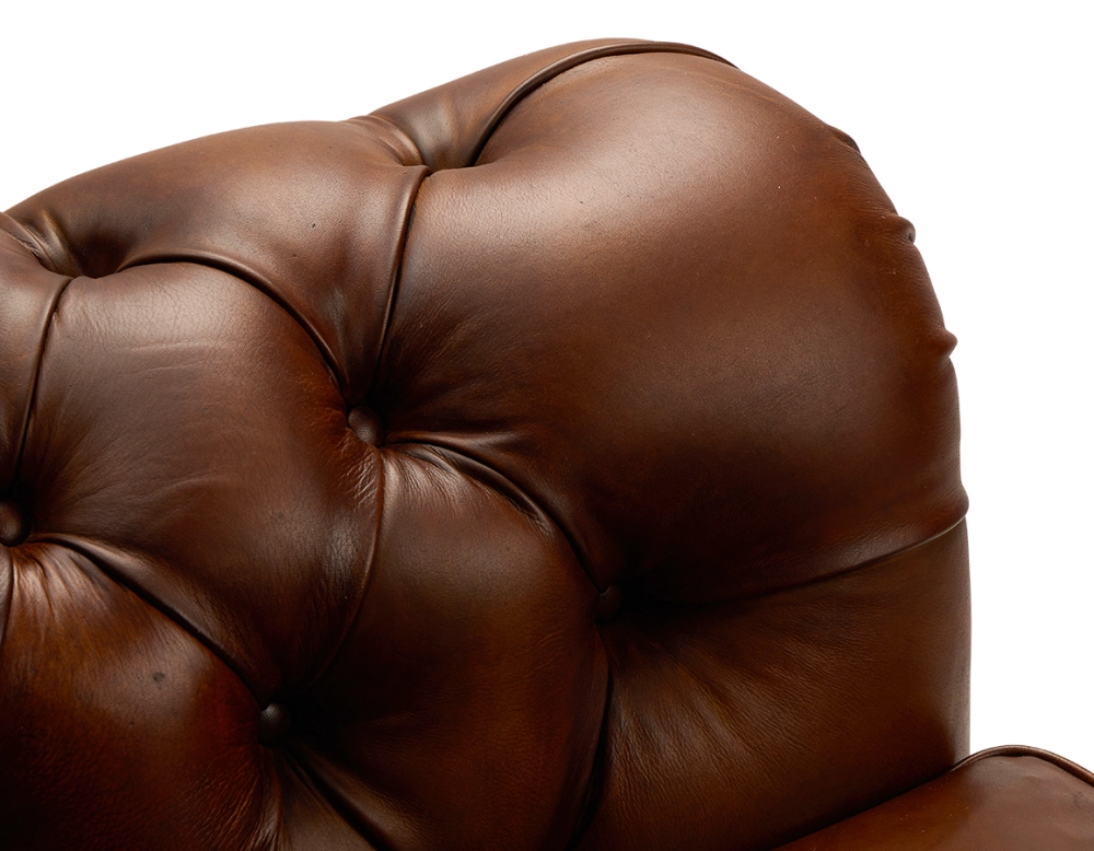 Fauteuil chesterfield cuir marron vintage accoudoirs cloutés