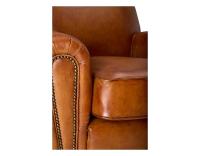 Sillón club de piel marrón claro reposabrazos con tachuelas