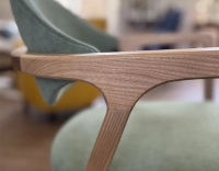 Chaise design avec accoudoirs bois teinte naturelle et tissu vert