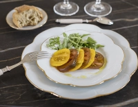 Table extensible 6 à 10 personnes en chêne et céramique allonges bois avec bois teinte marron foncé et plateau céramique effet marbre noir 140x90 cm