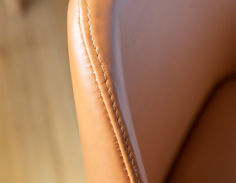 Chaise design bois teinte naturelle et cuir caramel