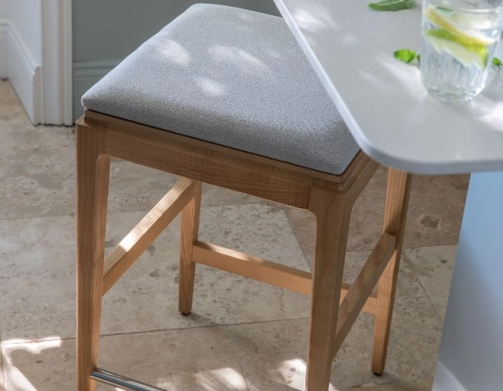 Tabouret de bar design H80 cm bois teinte naturelle assise tissu beige naturel