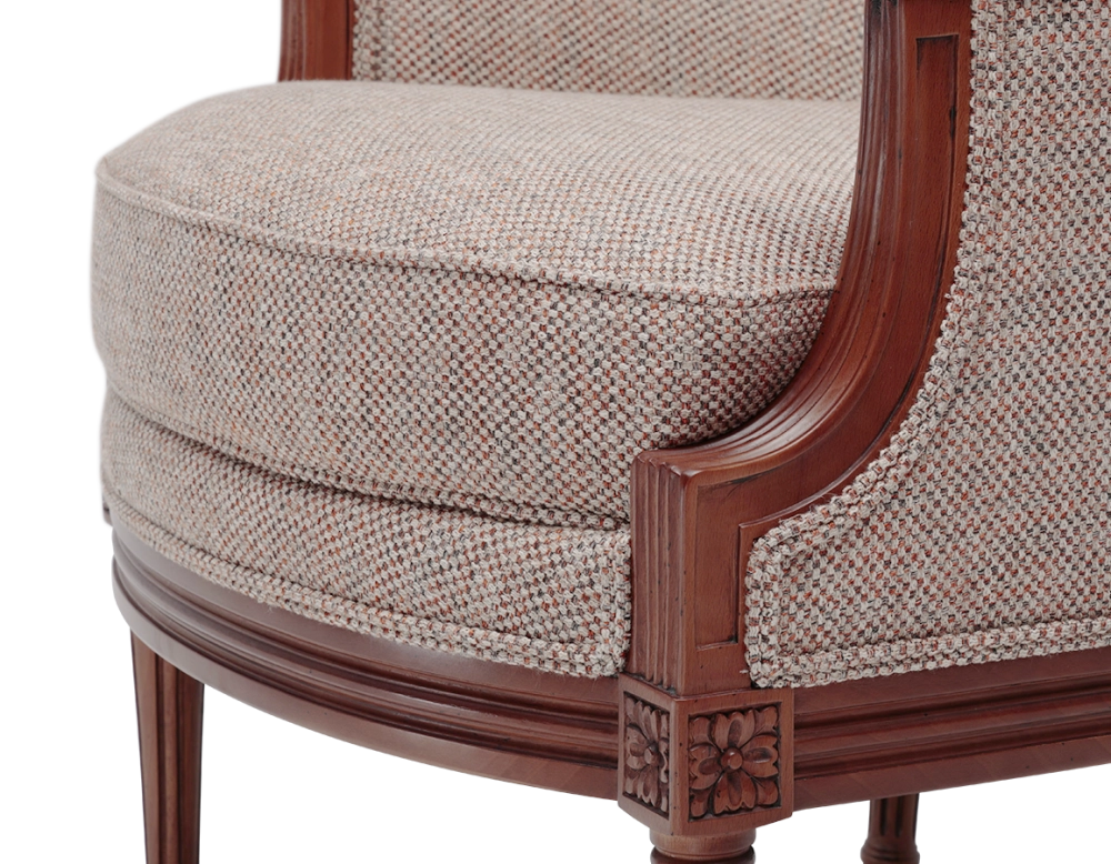 Fauteuil bergère mouluré style Louis XVI bois teinte ancienne et tissu chiné beige, gris et orange