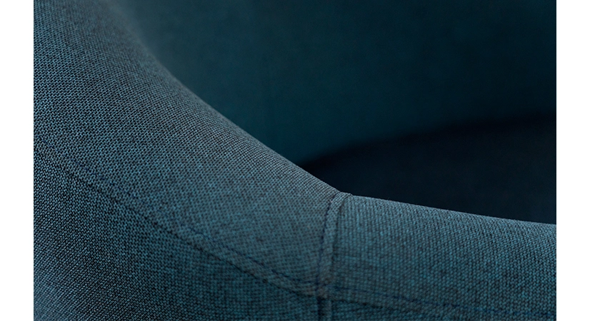 Club armchair fabric tissu bleu socle bois teinte noyer