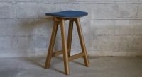 Tabouret de bar en chêne tapissé H60 cm bois teinte vintage assise tissu en laine bouillie bleu