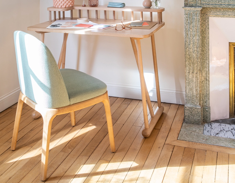 Chaise design bois teinte naturelle et tissu vert sauge